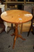 SMALL VARNISHED PINE CIRCULAR TABLE, APPROX 56CM DIAM