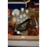 TRAY CONTAINING KITCHEN ITEMS AND VARIOUS SODASTREAM PLASTIC BOTTLES