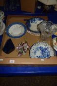 BOX CONTAINING GLASS VASE, TWO JAPANESE PORCELAIN PLATES AND OTHER ITEMS