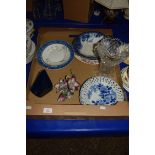 BOX CONTAINING GLASS VASE, TWO JAPANESE PORCELAIN PLATES AND OTHER ITEMS