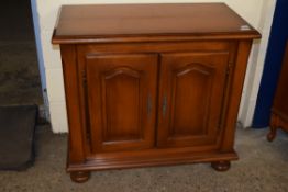 MODERN REPRODUCTION SIDE CABINET, WIDTH APPROX 95CM