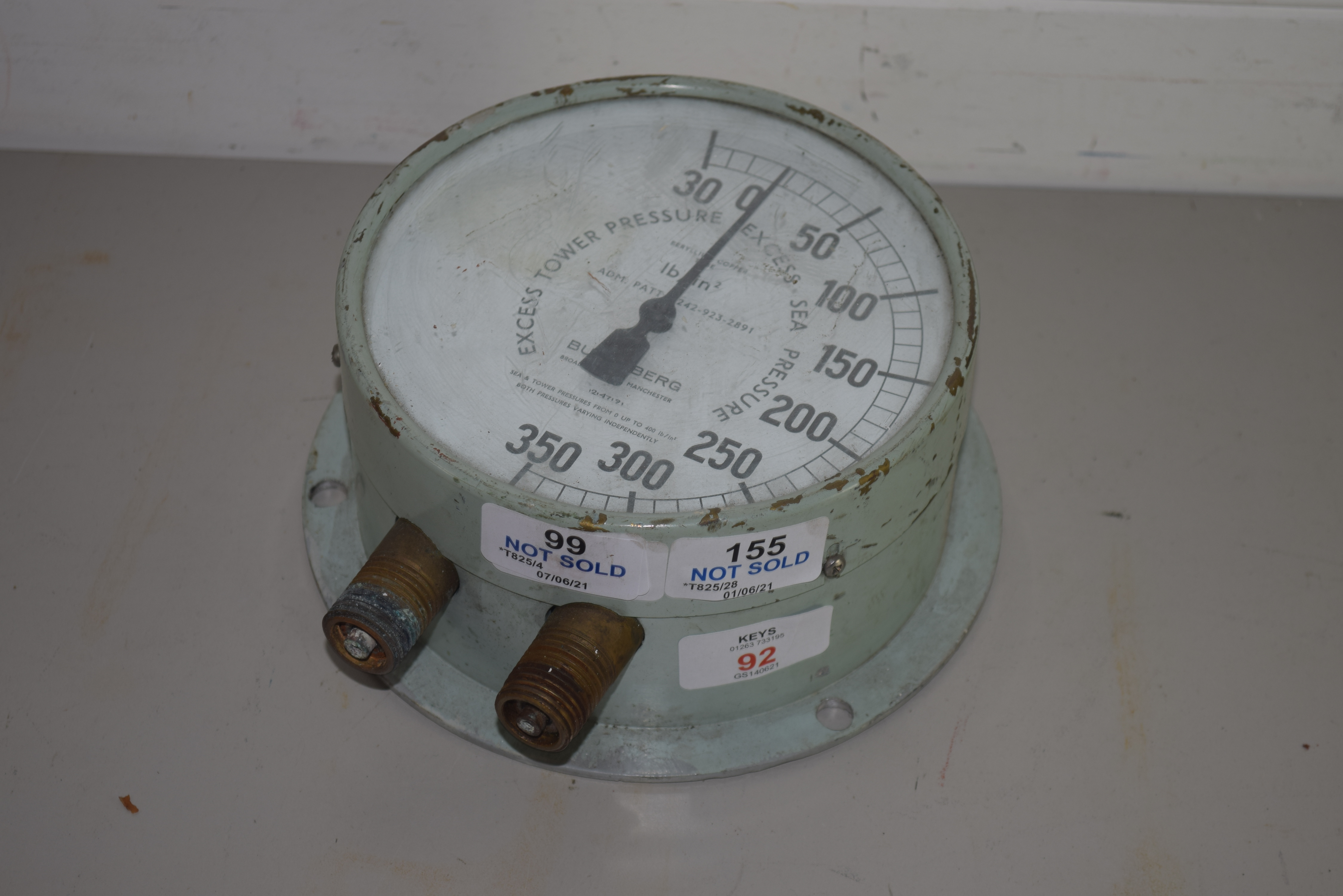 VINTAGE METAL PRESSURE GAUGE