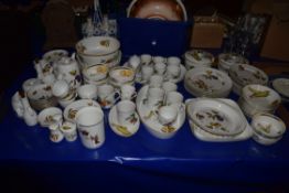 EXTENSIVE QUANTITY OF ROYAL WORCESTER EVESHAM DINNER WARES COMPRISING DINNER PLATES, SIDE PLATES,