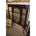 IMPRESSIVE STAINED WOOD DECORATIVE CHINA CABINET, WIDTH APPROX 122CM