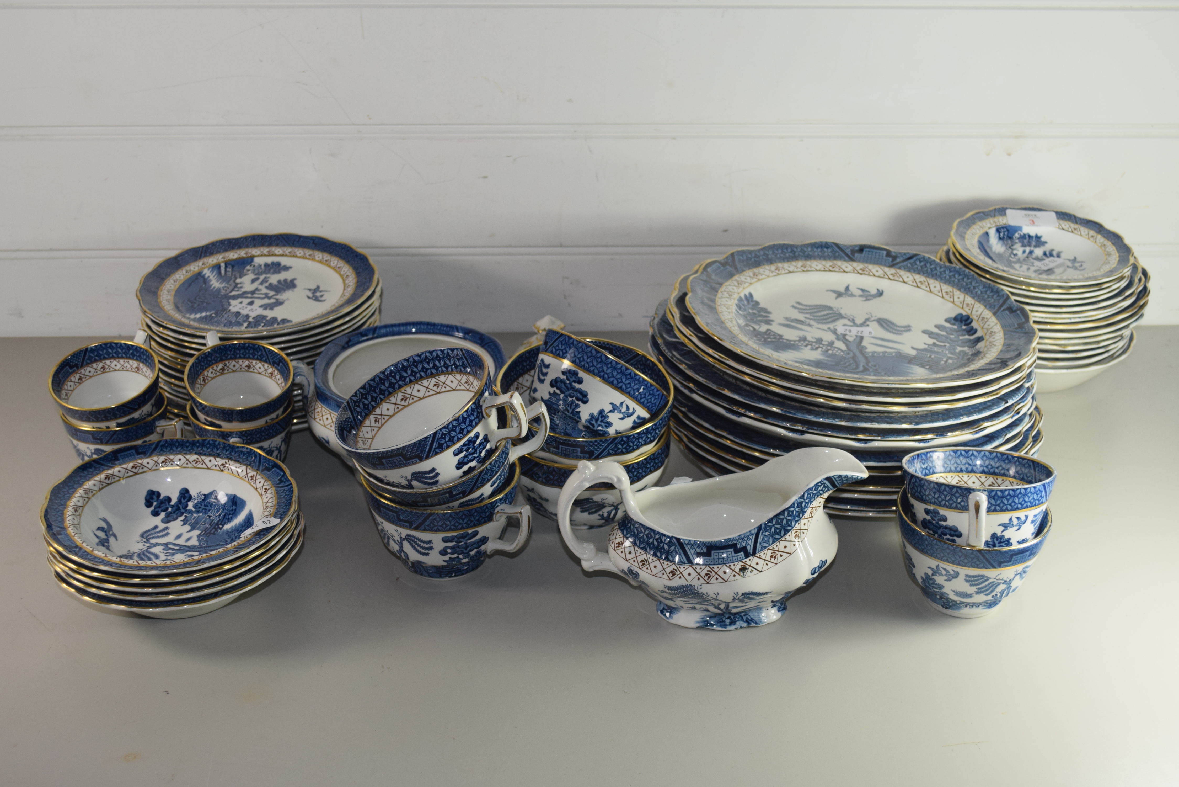 QUANTITY OF BOOTHS OLD REAL WILLOW DINNER AND TEA WARES COMPRISING DINNER PLATES, SIDE PLATES, SIX