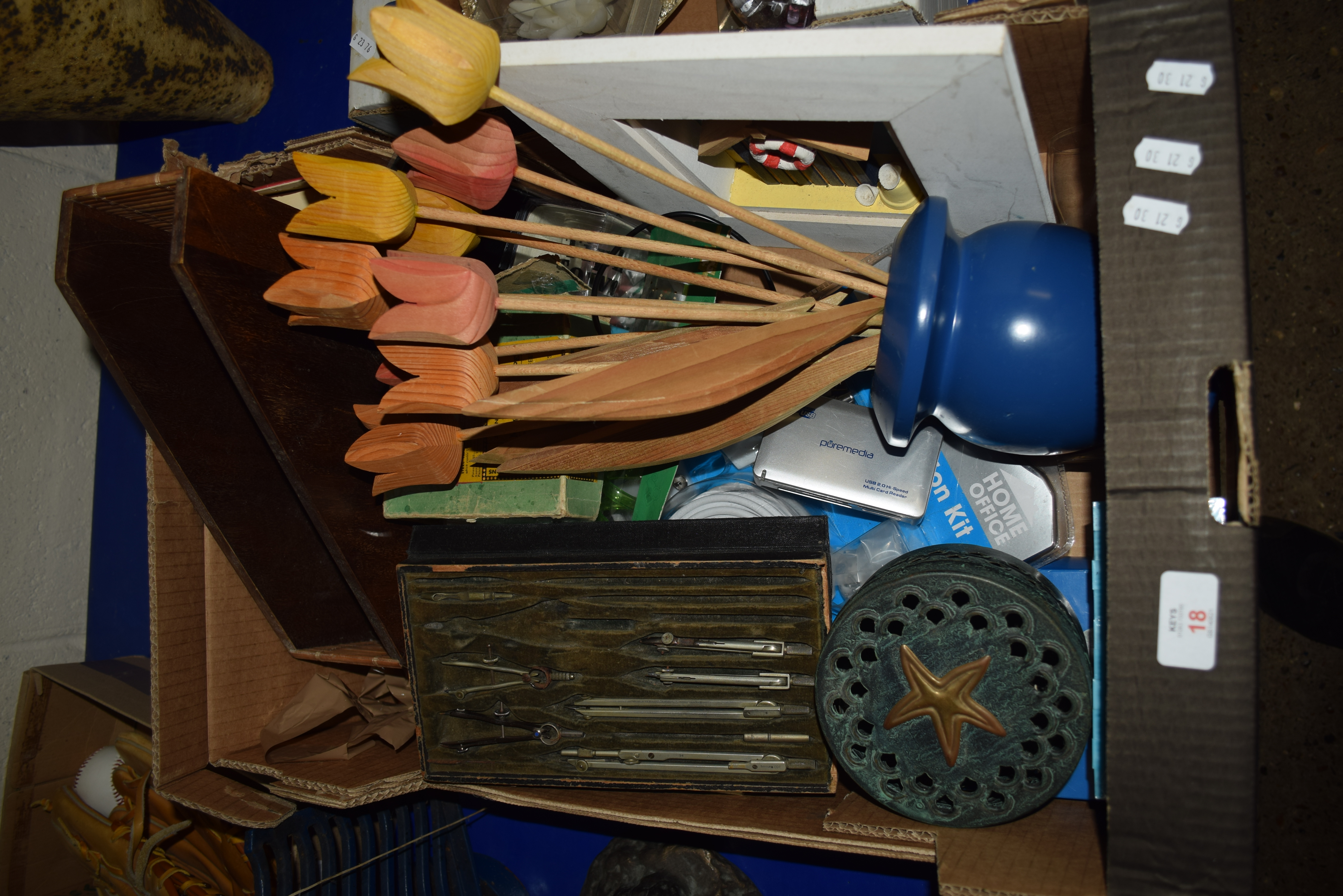 BOX CONTAINING TREEN WARES INCLUDING WOODEN MODELS OF TULIPS, SMALL BOXED COMPASS SET AND VARIOUS