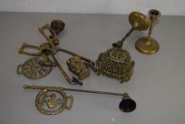 BOX OF METAL ITEMS, HORSE BRASSES ETC