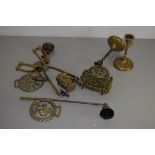 BOX OF METAL ITEMS, HORSE BRASSES ETC