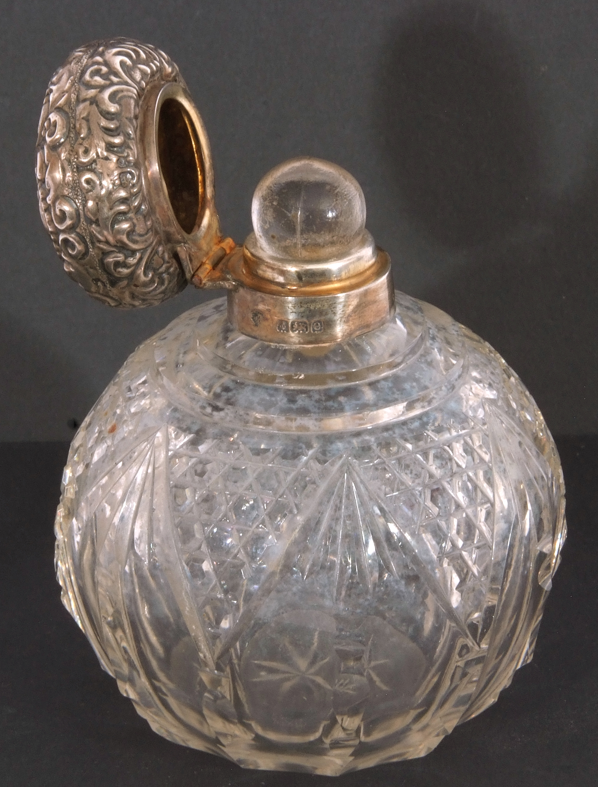 Mixed Lot: Edward VII cut glass scent bottle of globular form with hinged embossed shell and - Image 9 of 9