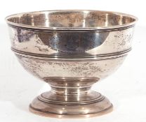 George V silver pedestal bowl of compressed circular form, reeded borders, presentation engraved, "L