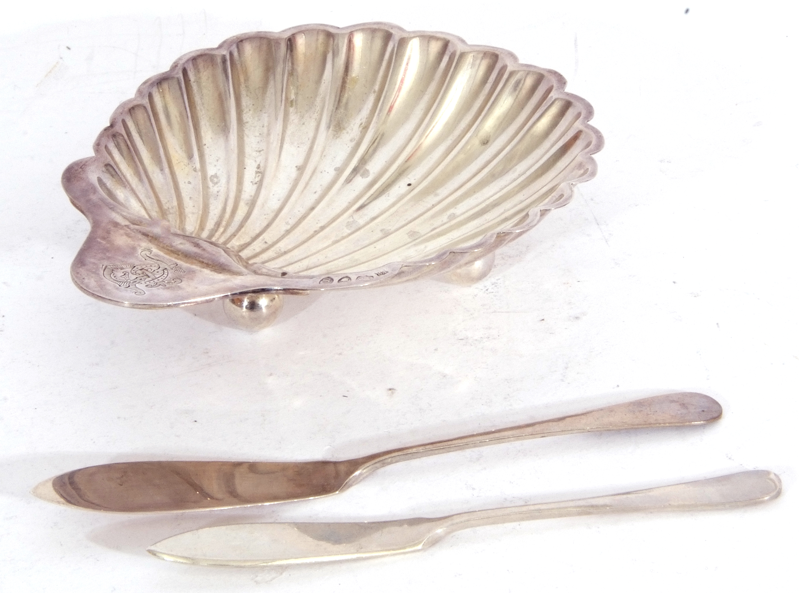 Mixed Lot: Victorian silver shell dish of typical form with engraved monogram, standing on three - Image 3 of 8