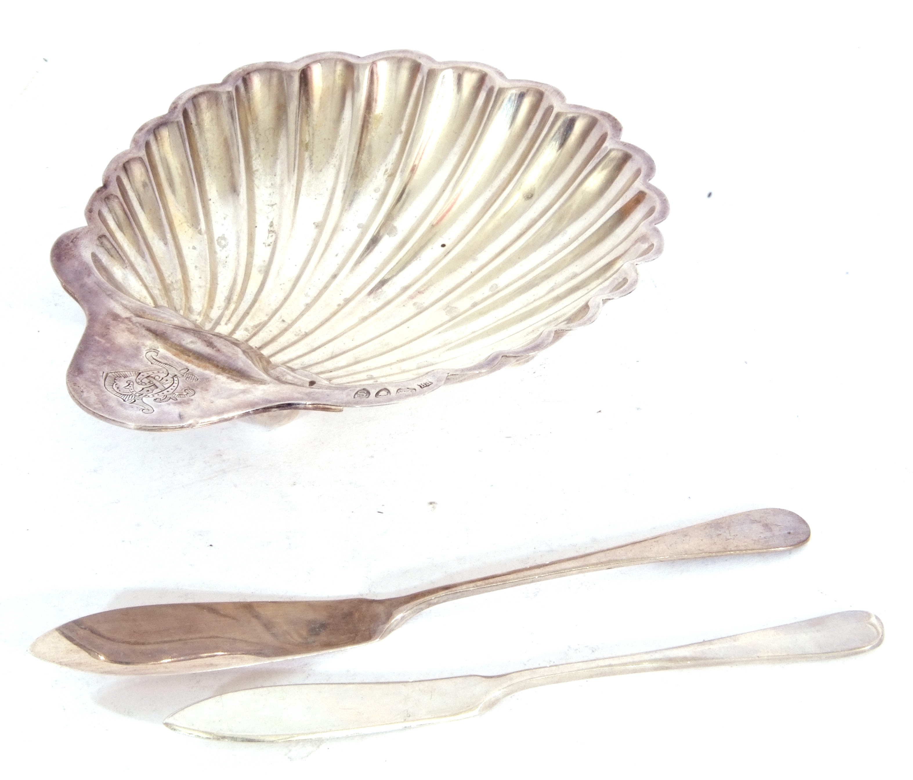 Mixed Lot: Victorian silver shell dish of typical form with engraved monogram, standing on three - Image 2 of 8