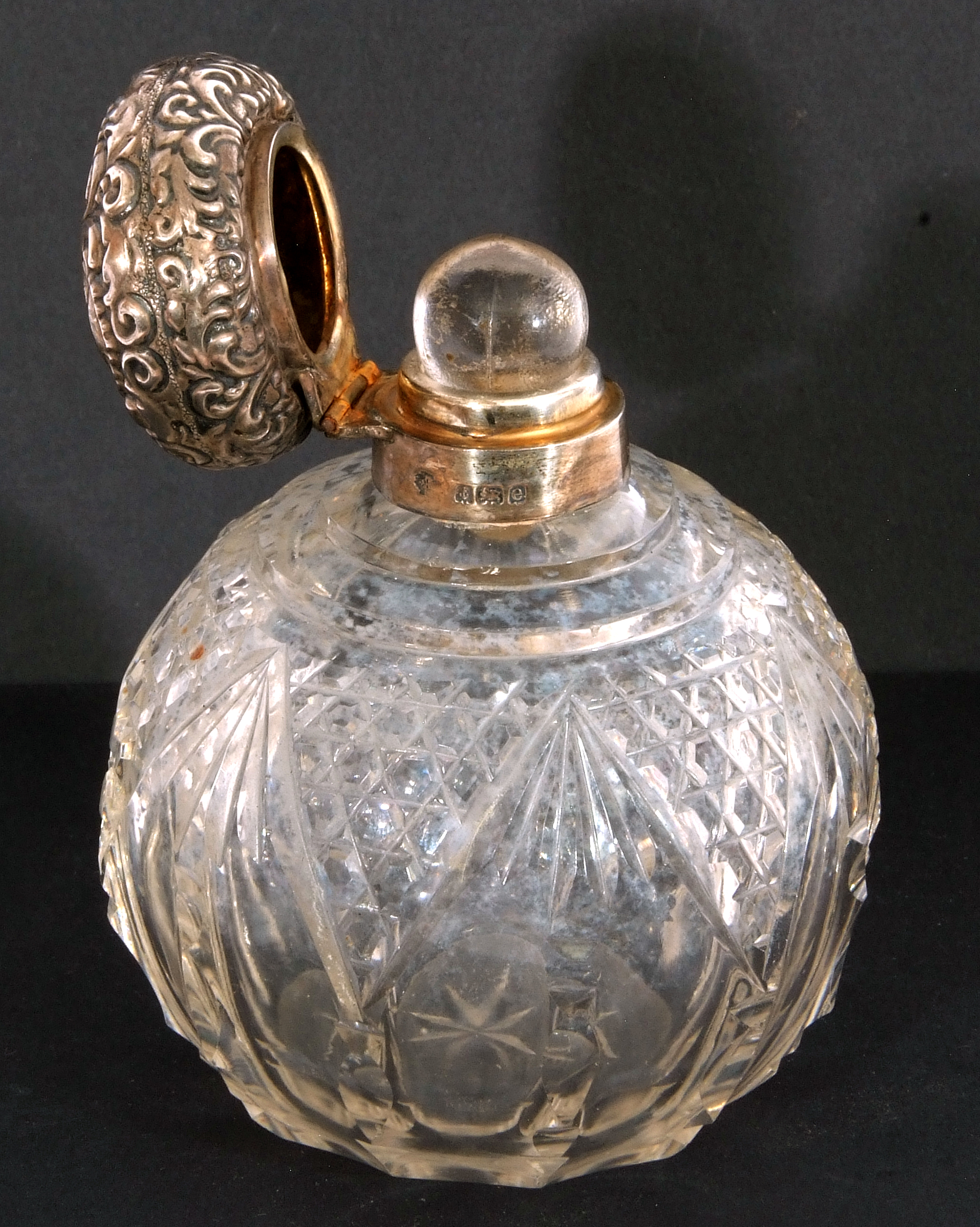 Mixed Lot: Edward VII cut glass scent bottle of globular form with hinged embossed shell and - Image 8 of 9