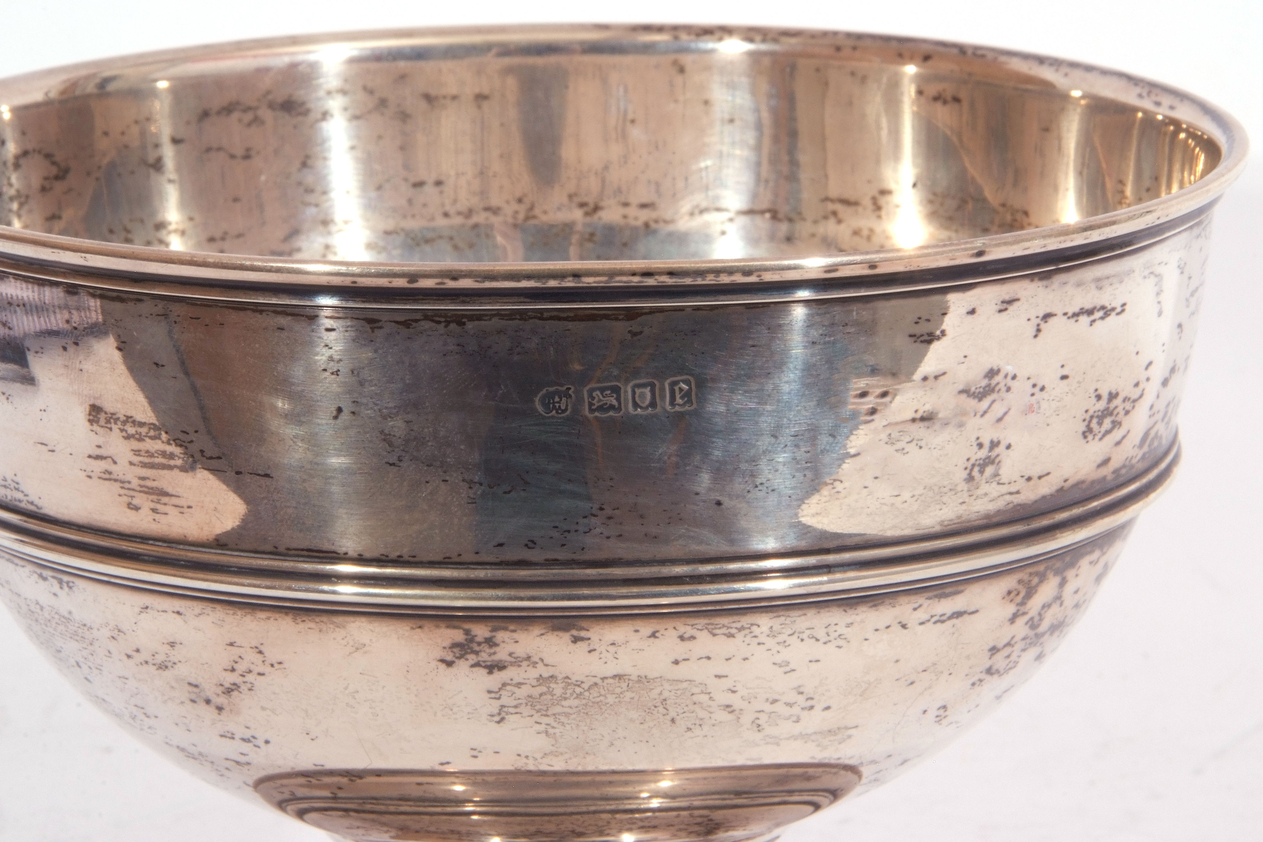 George V silver pedestal bowl of compressed circular form, reeded borders, presentation engraved, "L - Image 5 of 5