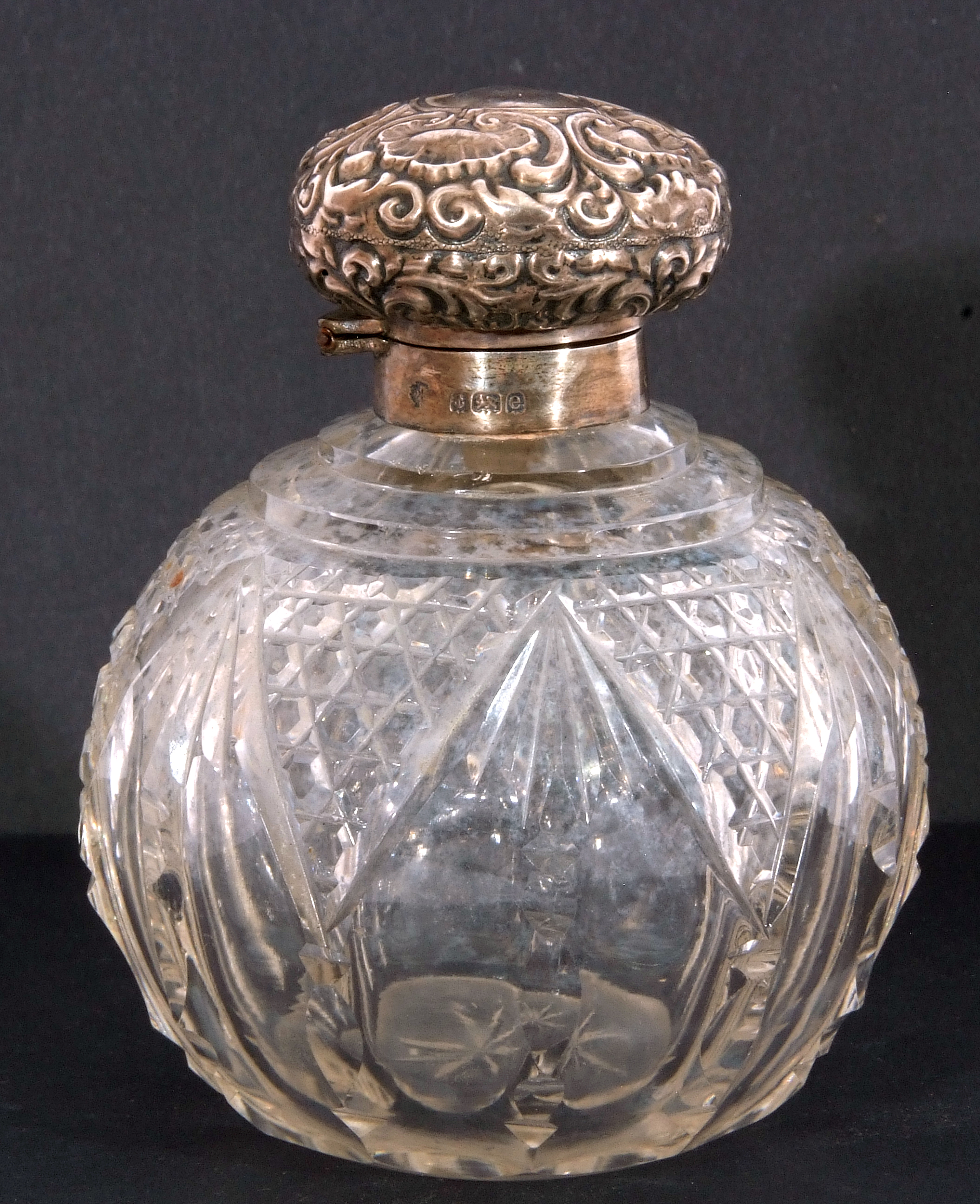 Mixed Lot: Edward VII cut glass scent bottle of globular form with hinged embossed shell and - Image 7 of 9