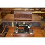 SINGER HAND CRANKED SEWING MACHINE IN WOODEN CASE, SERIAL NO AC511087