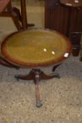 SMALL LEATHER TOPPED MAHOGANY CIRCULAR TABLE, DIAM APPROX 48CM