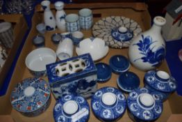 BOX OF BLUE AND WHITE CERAMICS