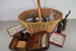 WICKER SHOPPING BASKET WITH TWO CERAMIC MUGS AND OTHER ITEMS