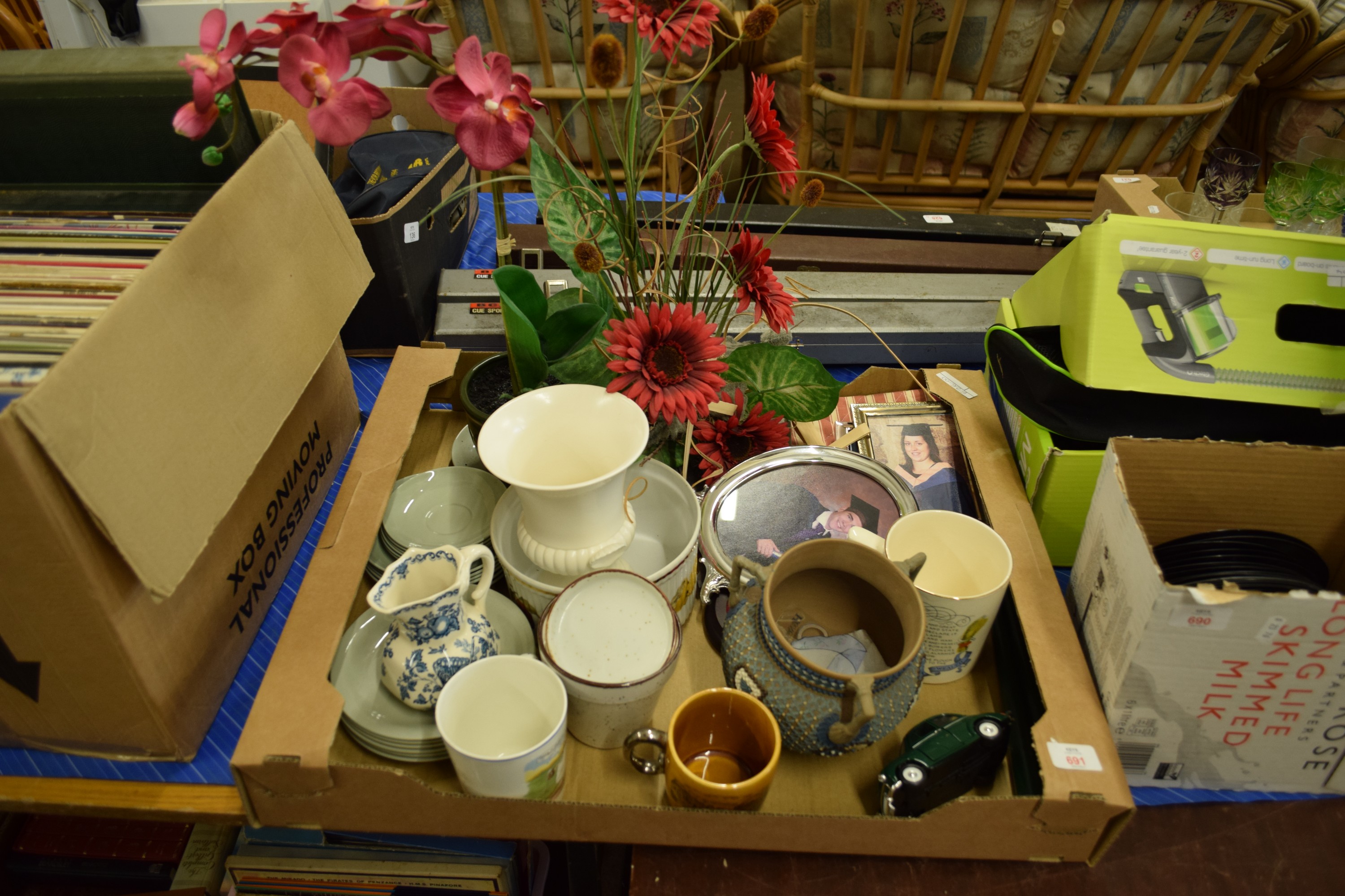 TRAY OF KITCHEN CERAMICS ETC INCLUDING SMALL DOULTON SILICONE JARDINIERE