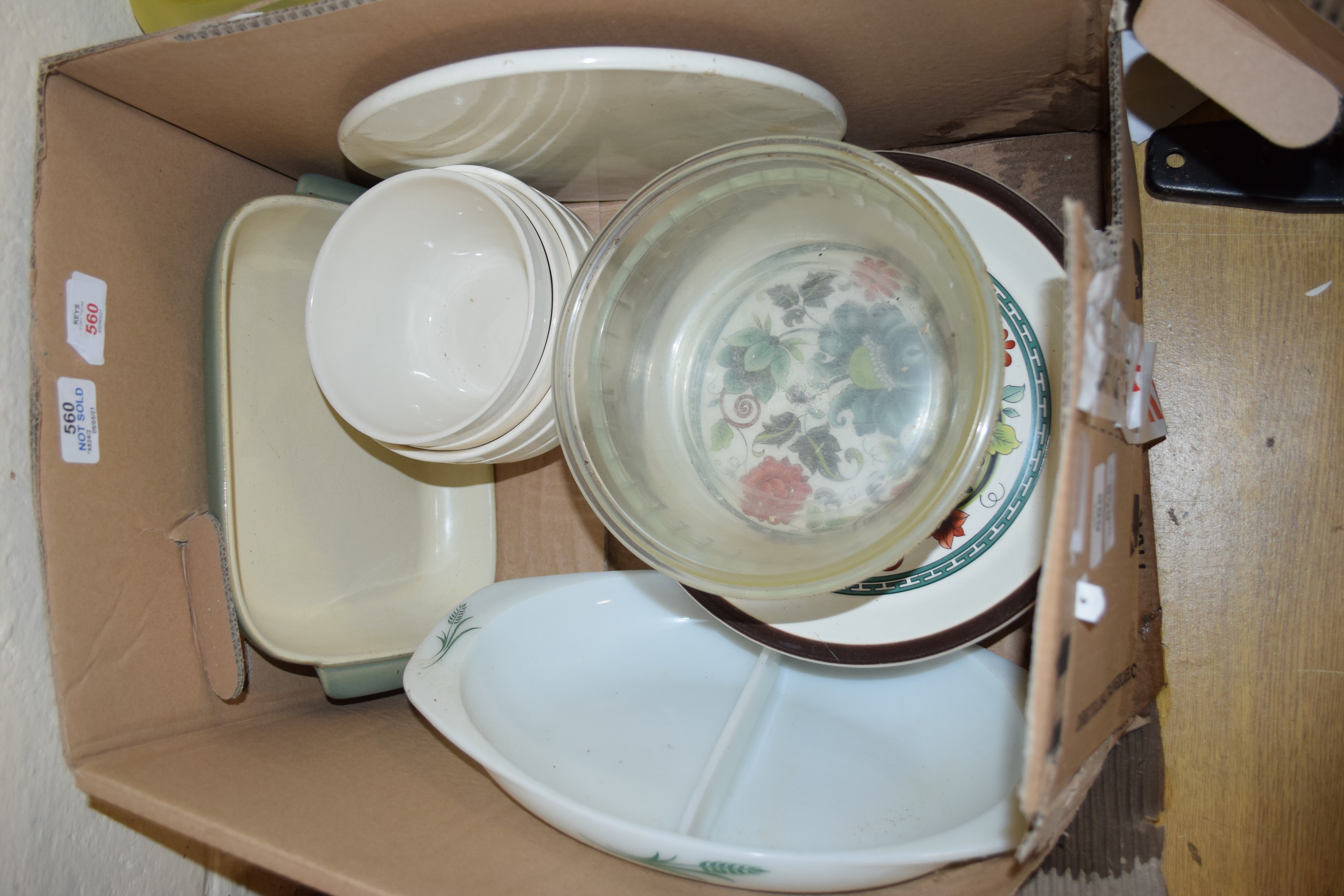 BOX WITH KITCHEN CERAMIC WARES, PYREX DISHES ETC