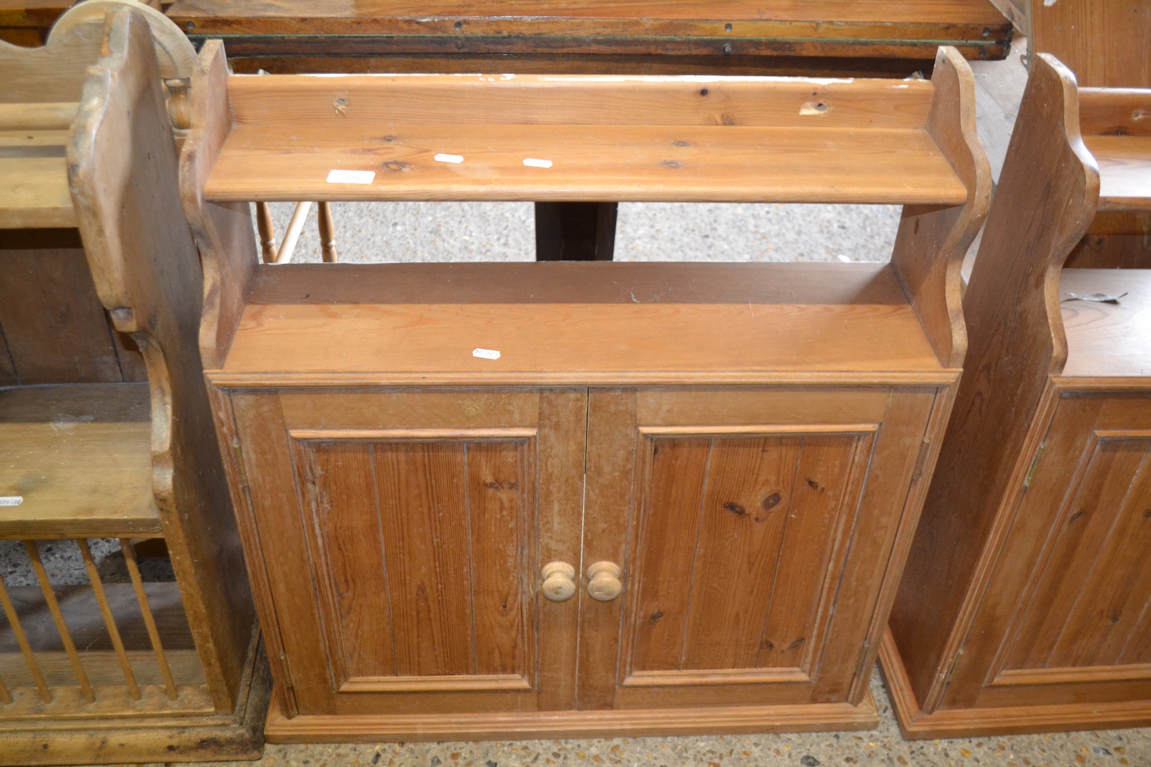 VINTAGE PINE WALL CUPBOARD, WIDTH APPROX 69CM