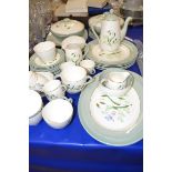 TEA SET AND DINNER SET IN THE COPELAND SPODE SOFT WHISPERS PATTERN COMPRISING QTY OF DINNER