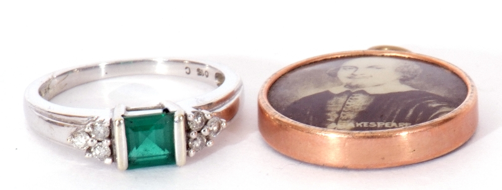 Mixed Lot: modern precious metal emerald and diamond ring, the central square cut emerald flanked - Image 2 of 7