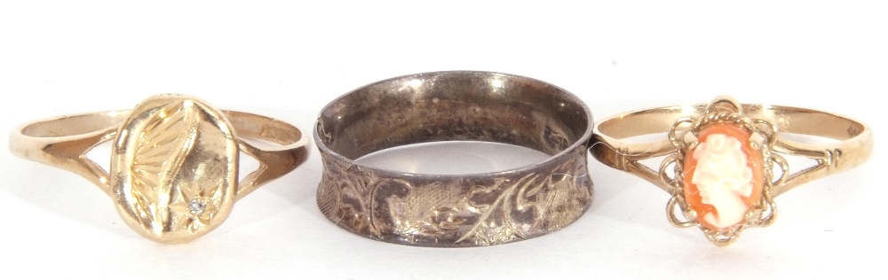 Mixed Lot: 9ct gold ring, the oval panel engraved and highlighted with a small diamond, a 9ct gold - Image 5 of 5