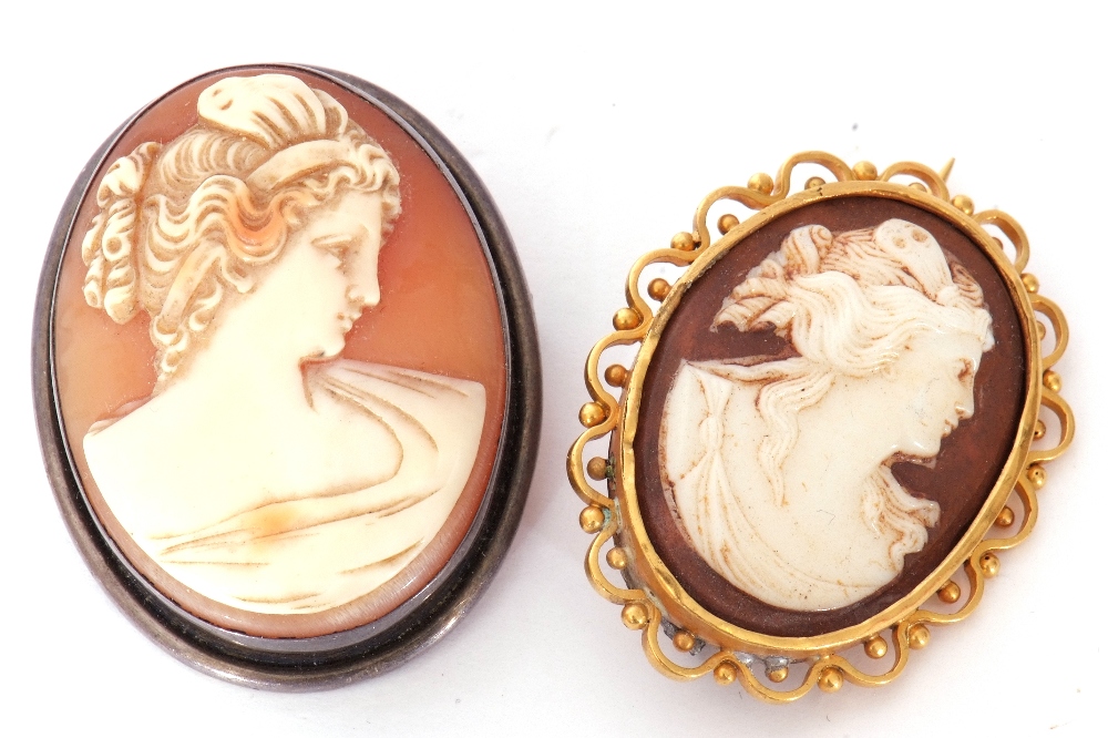 Mixed Lot: Victorian hardstone cameo brooch depicting a profile of a lady in an ornate 9ct stamped