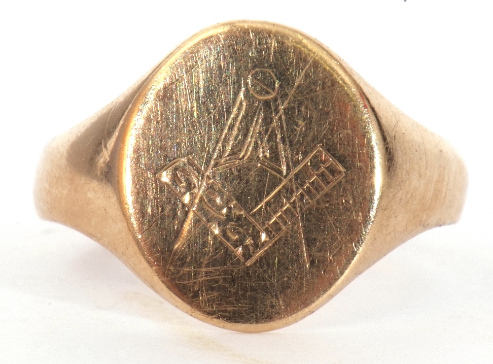 9ct gold Masonic signet ring, the oval panel engraved with compass and ruler motif, size R, 2.6gms