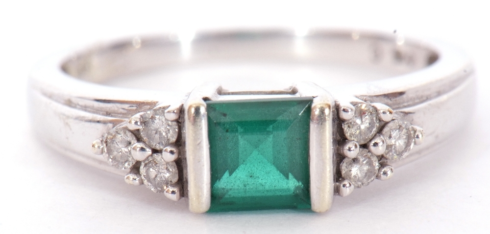 Mixed Lot: modern precious metal emerald and diamond ring, the central square cut emerald flanked - Image 3 of 7