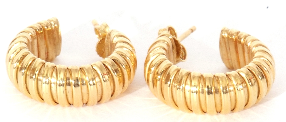 Pair of heavy 750 stamped hoop earrings of ribbed design, post fittings, 10gms - Image 5 of 6