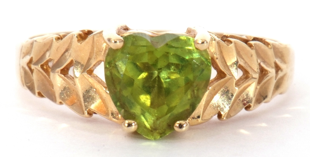 Modern 585 stamped peridot set ring, the heart shaped peridot raised above pierced textured - Image 2 of 10