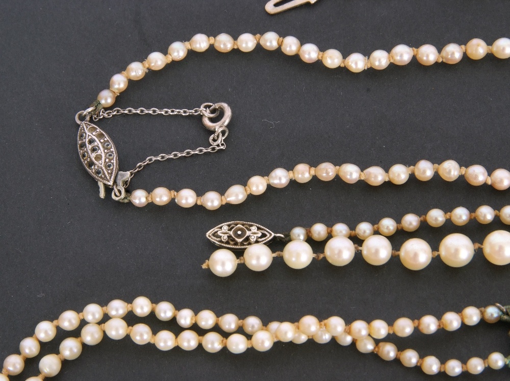 Mixed Lot: single row of graduated cultured pearls with a sterling silver clasp, a similar row of - Image 3 of 3