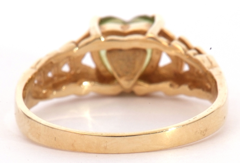 Modern 585 stamped peridot set ring, the heart shaped peridot raised above pierced textured - Image 8 of 10