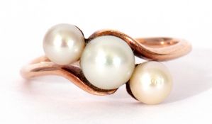 9ct stamped and cultured pearl cross-over ring featuring three graduated cultured pearls raised