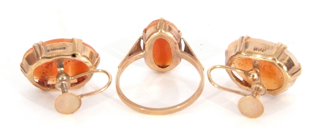 Mixed Lot: 9ct gold ring, the oval panel engraved and highlighted with a small diamond, a 9ct gold - Image 4 of 5