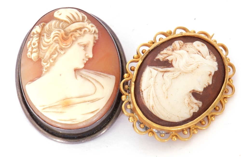 Mixed Lot: Victorian hardstone cameo brooch depicting a profile of a lady in an ornate 9ct stamped - Image 2 of 4