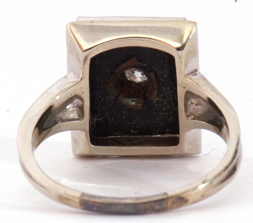 Art Deco style diamond and onyx ring, the rectangular shaped onyx panel 12 x 8mm, centrally set with - Image 4 of 7