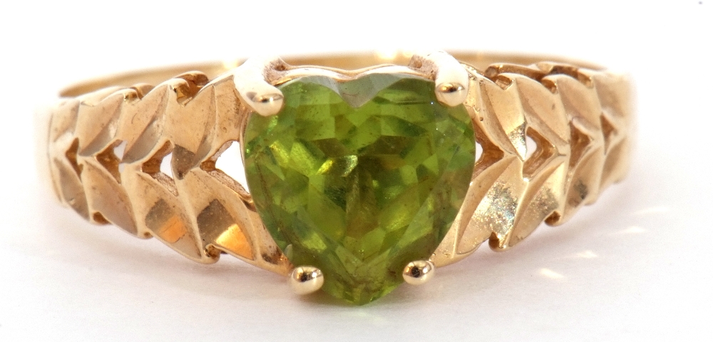 Modern 585 stamped peridot set ring, the heart shaped peridot raised above pierced textured - Image 3 of 10