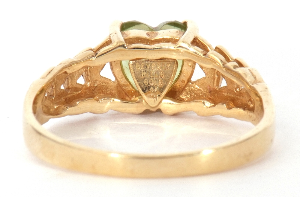 Modern 585 stamped peridot set ring, the heart shaped peridot raised above pierced textured - Image 5 of 10