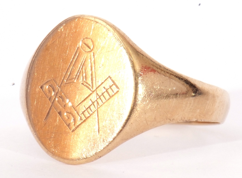 9ct gold Masonic signet ring, the oval panel engraved with compass and ruler motif, size R, 2.6gms - Image 3 of 7