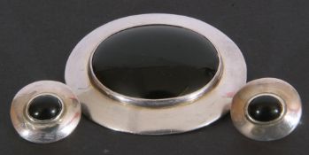 Carrick "Rennie Macintosh" series white metal brooch with onyx centre cabochon, together with