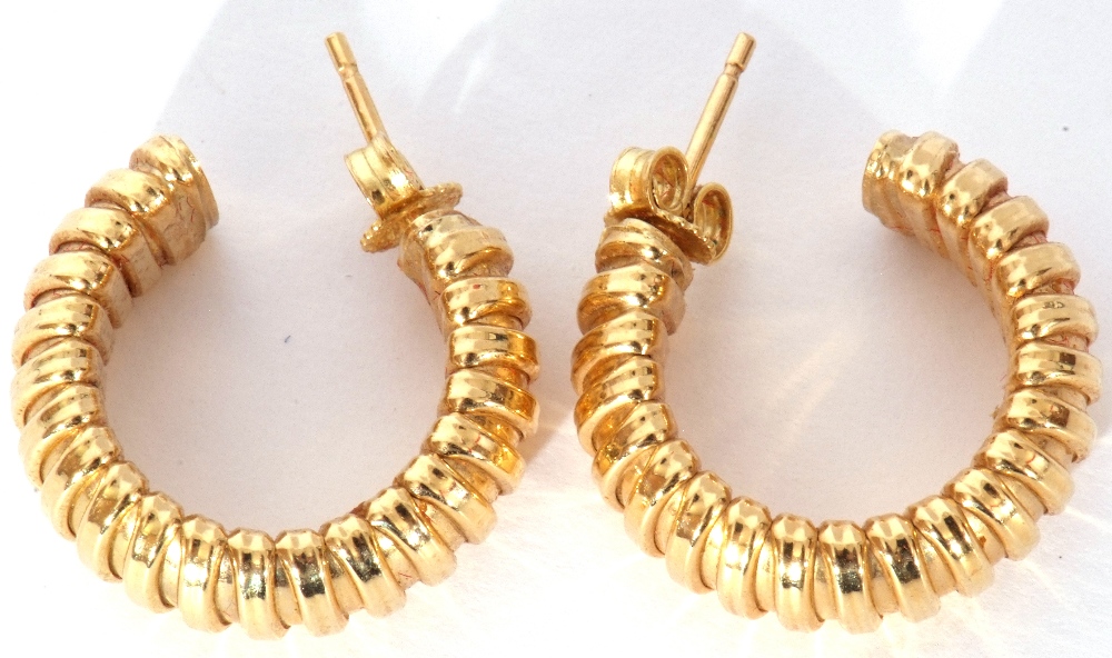 Pair of heavy 750 stamped hoop earrings of ribbed design, post fittings, 10gms - Image 3 of 6