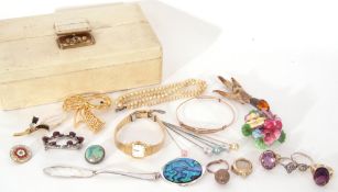 White leahterette jewel box to include quantity of costume jewellery, small rings, brooches etc