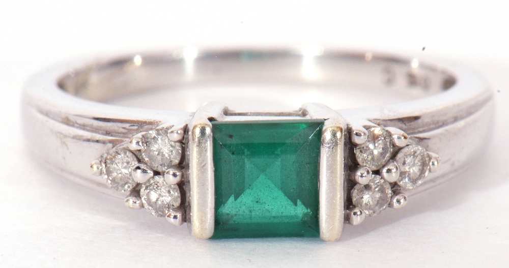 Mixed Lot: modern precious metal emerald and diamond ring, the central square cut emerald flanked - Image 4 of 7