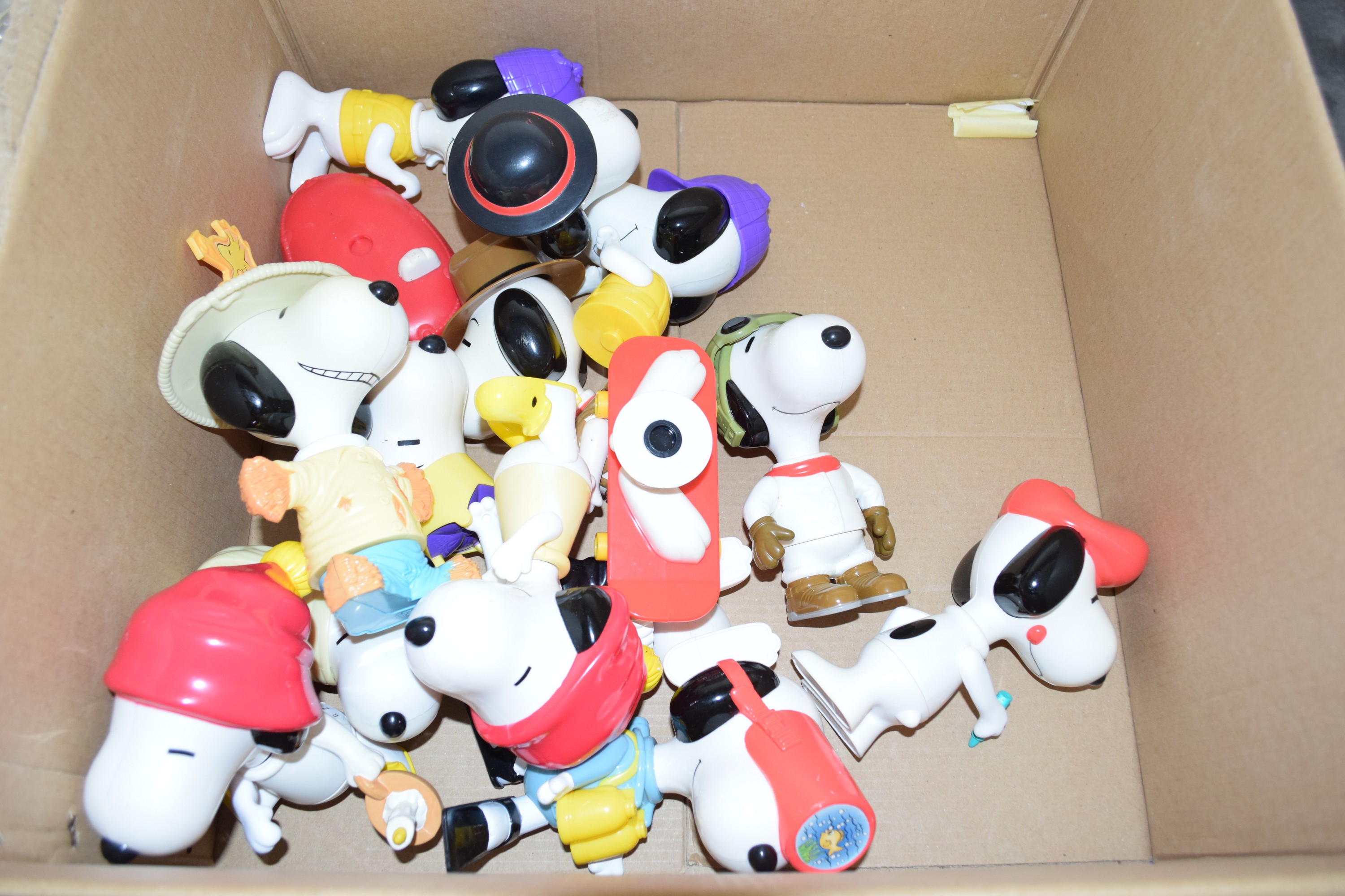 BOX CONTAINING SNOOPY TOYS AND FIGURES - Image 2 of 2