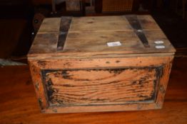 SMALL VINTAGE WOODEN STORAGE BOX CONTAINING VINTAGE MINCER AND OTHER ACCESSORIES, WIDTH APPROX 41CM