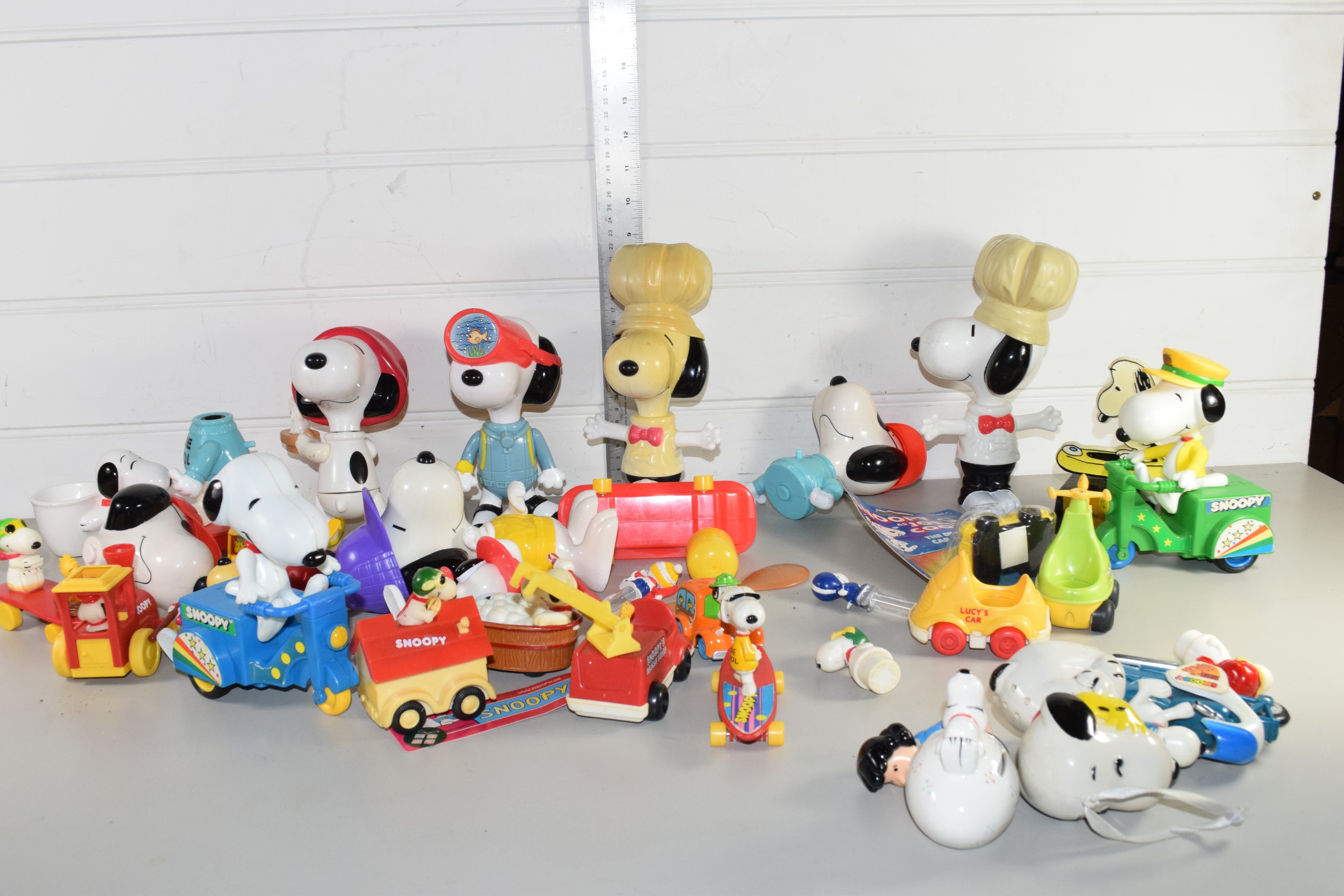 BOX CONTAINING SNOOPY TOYS AND FIGURES